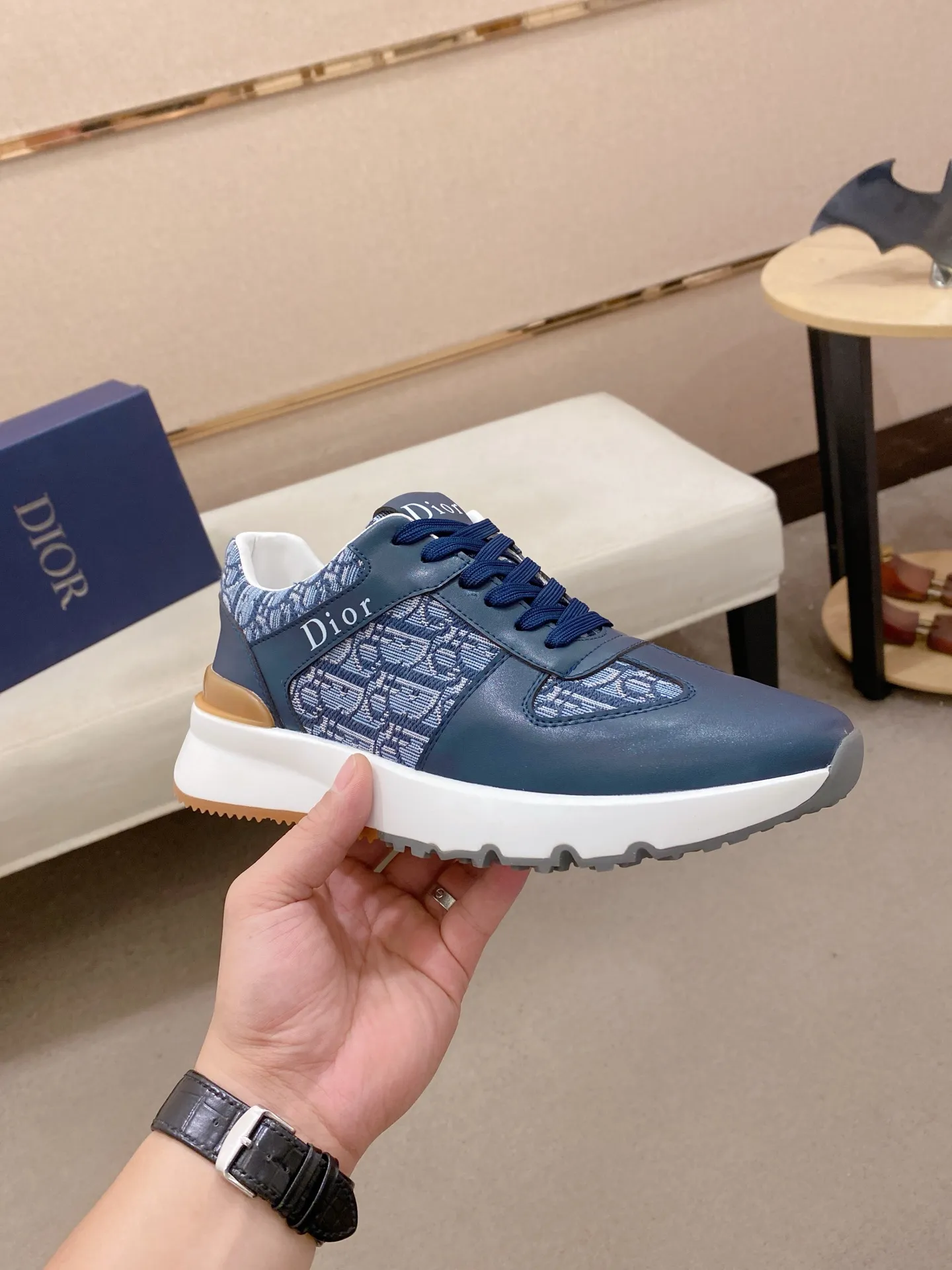 Factory price: 440💰[Dior·Dior] New casual sports style men's shoes, new spring and summer design, perfect workmanship, lace-up lazy style to create wardrobe quality, upper: imported first-layer cowhide, sheepskin lining is soft and comfortable, ultra-light TPU wear-resistant outsole, simple, versatile fashion men's shoes, excellent color code number 38--44. (Can be customized for 45 non-refundable)